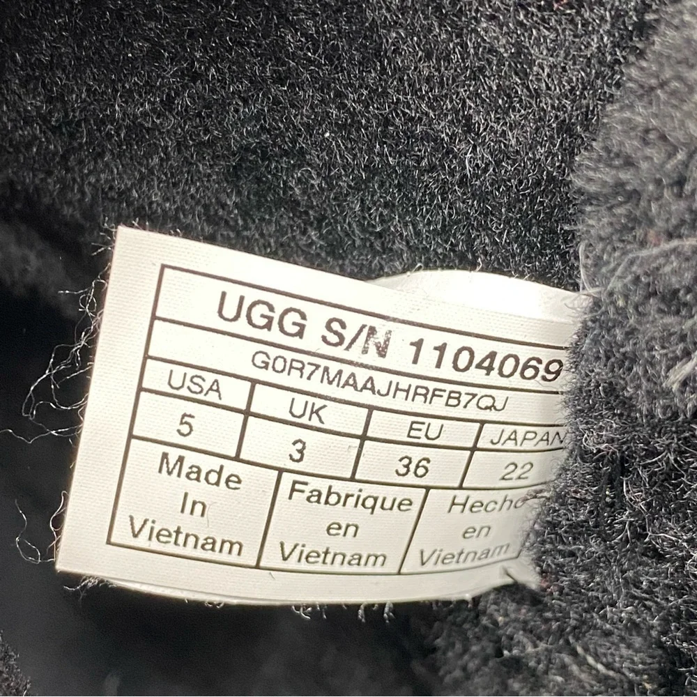 UGG aika black